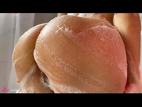 ❤️ Brunette شاور میں شدید orgasm کے لئے وائبریٹر کے ساتھ بلی میں مشت زنی کرتی ہے۔ ❌  ہم پر ur.shufflesex.ru